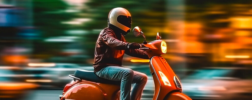 homme conduisant un scooter