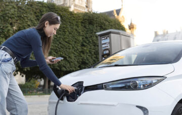 femme devant une voiture électrique