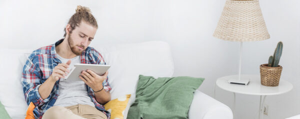 homme smartphone salon