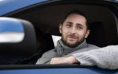 jeune homme conducteur auto