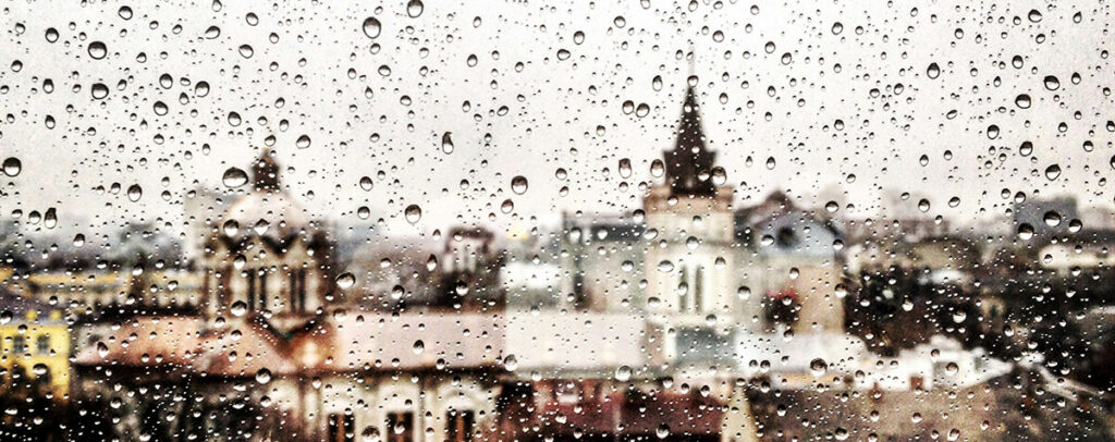 pluie sur la vitre d'une maison