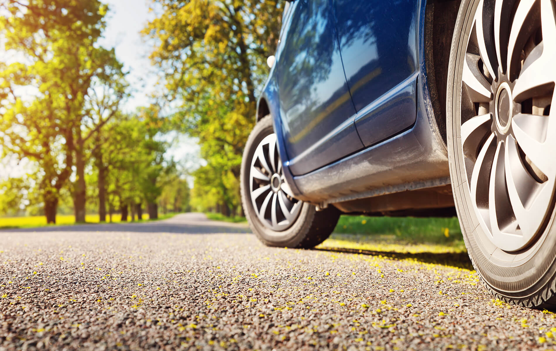 pneus de voiture dans la rue