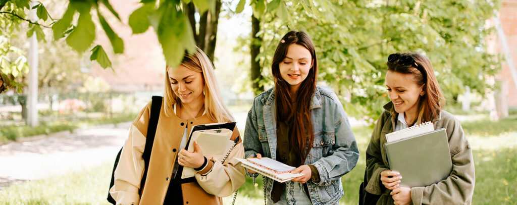 étudiantes dans un jardin