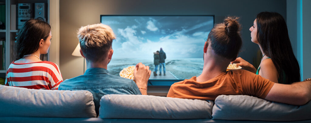 amis dans un salon en train de regarder un film