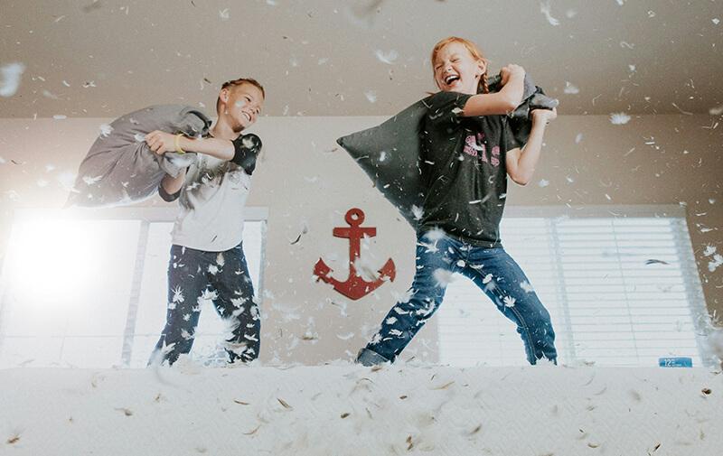 enfants en train de jouer dans leur chambre