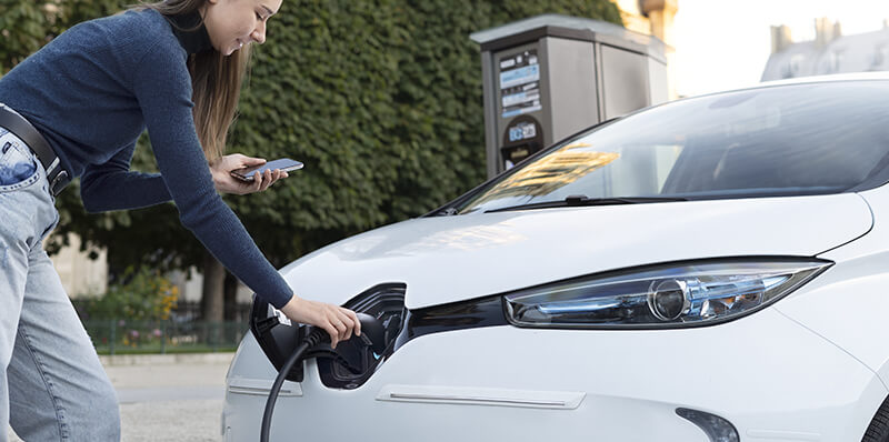 femme recharge voiture electrique