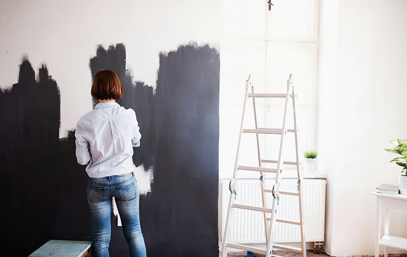 femme peinture maison