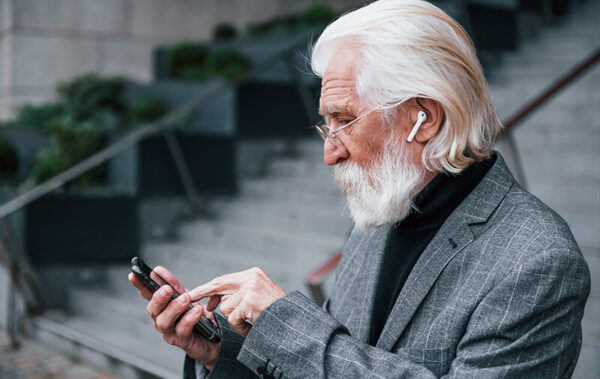 senior homme telephone