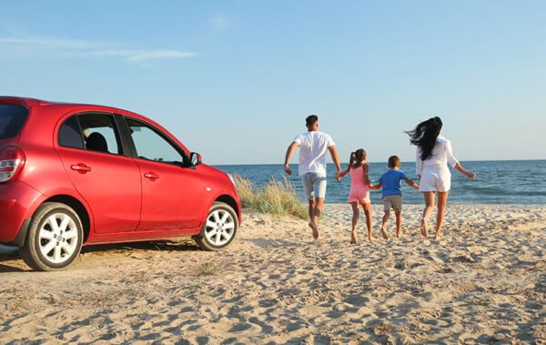 vacances famille voiture plage