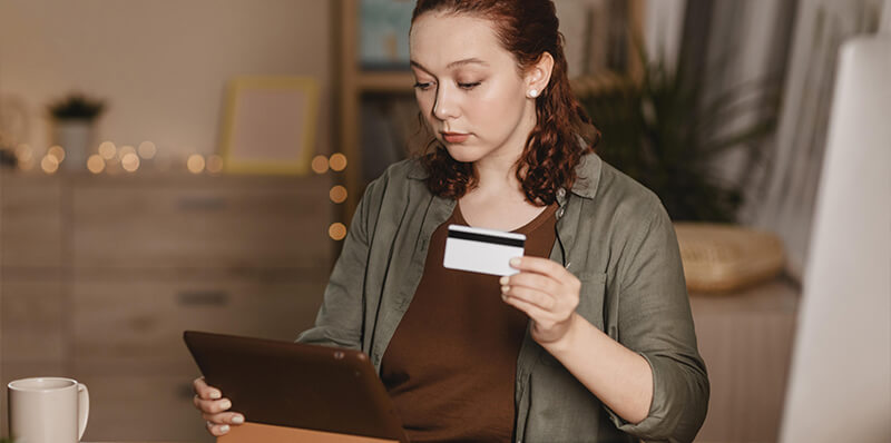 femme carte bancaire ordinateur