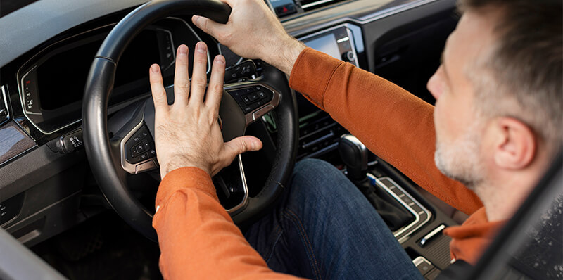 homme-klaxon-volant
