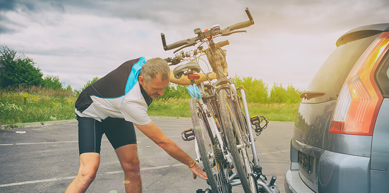 homme porte velo voiture