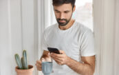 homme smartphone sms