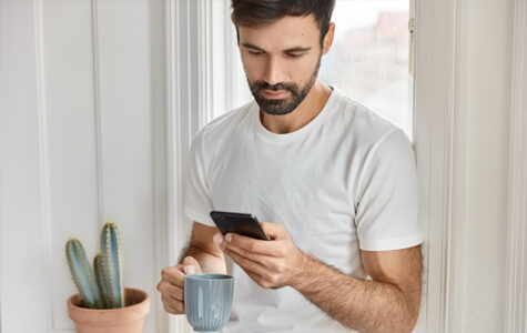 homme smartphone sms