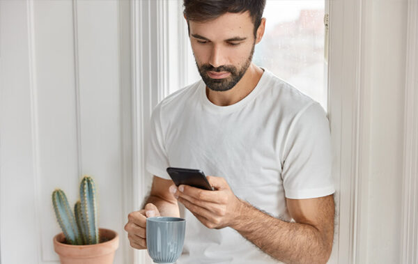 homme smartphone sms