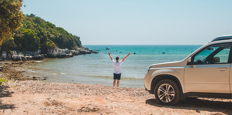 homme voiture plage