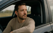 homme voiture stationnement