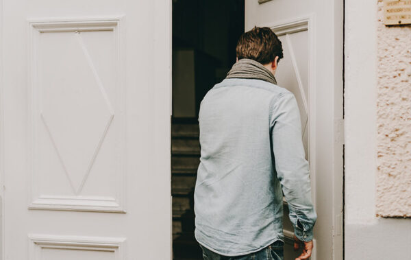 homme appartement