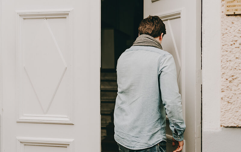 homme appartement