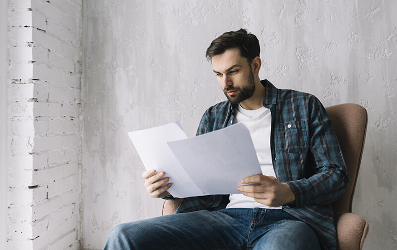 homme lecture lettre
