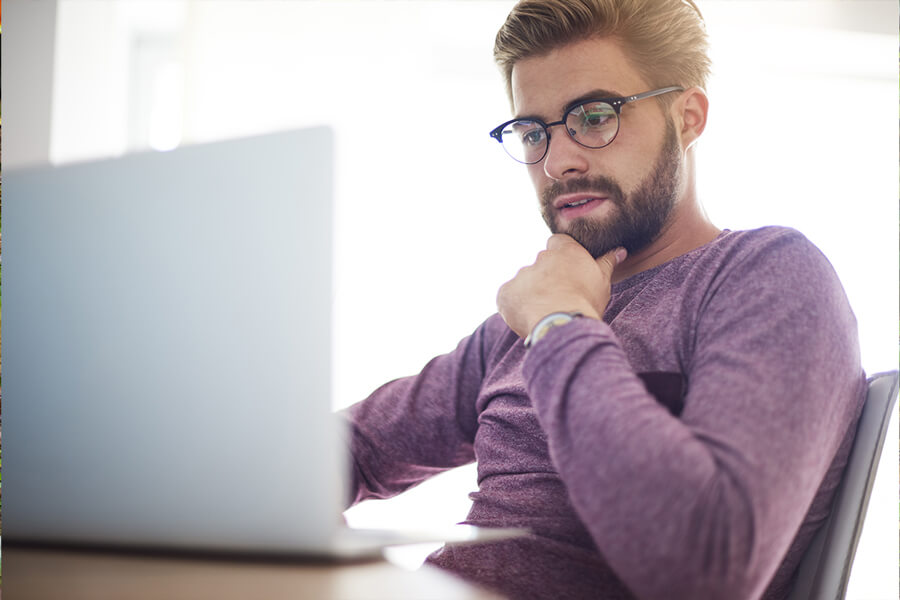 https://leocare.eu/fr/wp-content/uploads/2026/03/homme-ordinateur.jpg