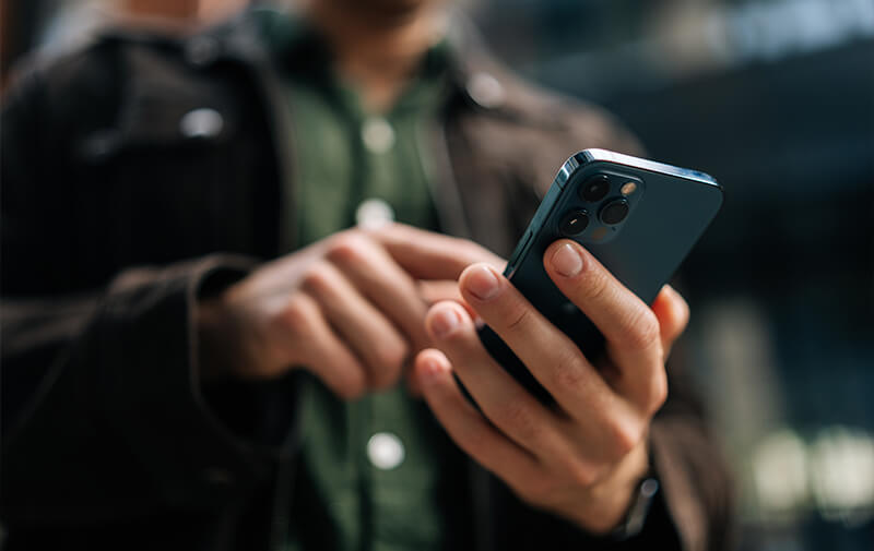 https://leocare.eu/fr/wp-content/uploads/2026/03/homme-smartphone.jpg