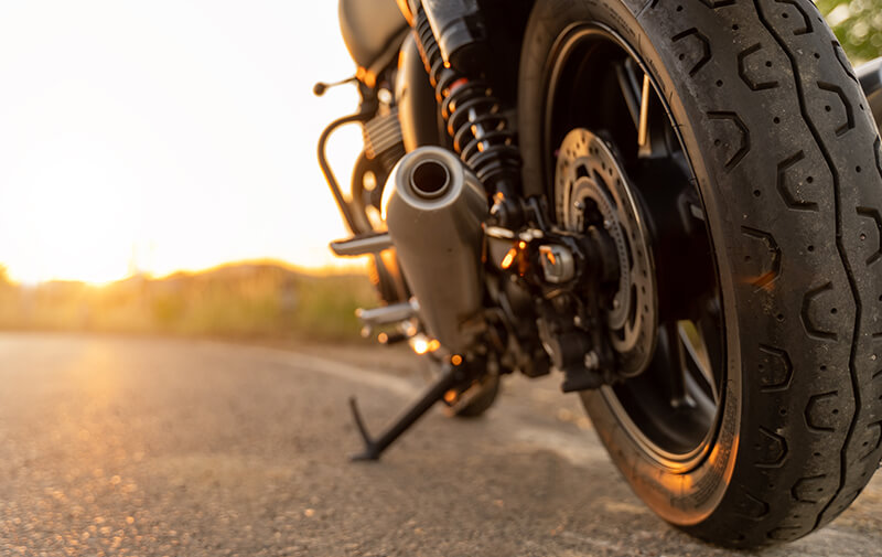 https://leocare.eu/fr/wp-content/uploads/2026/03/moto-arret-route.jpg
