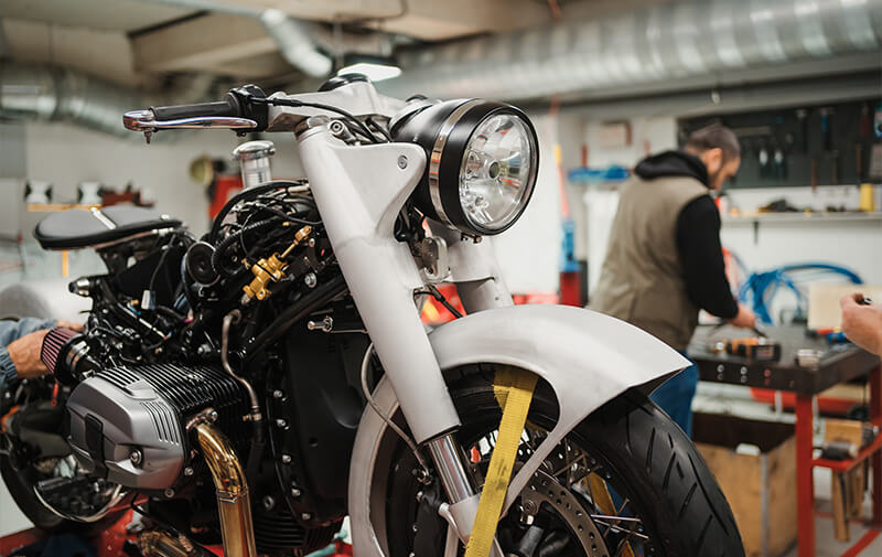 https://leocare.eu/fr/wp-content/uploads/2026/03/moto-garage.jpg