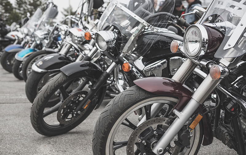 https://leocare.eu/fr/wp-content/uploads/2026/03/motos-vintage-parking.jpg