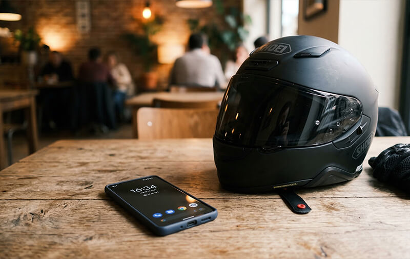 https://leocare.eu/fr/wp-content/uploads/2026/03/smartphone-casque-moto.jpg