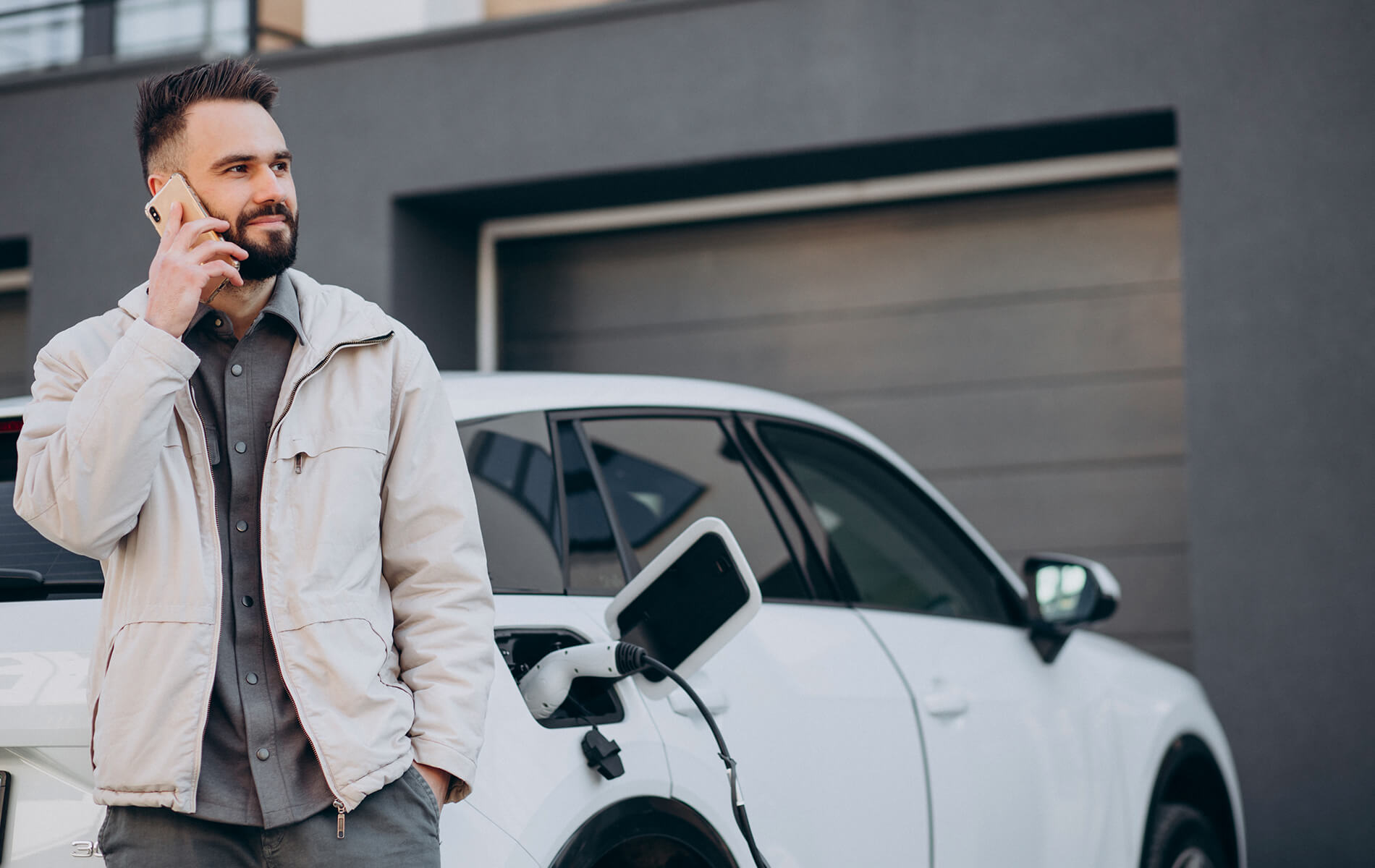Comment ajouter quelqu&rsquo;un sur son assurance pour voiture &eacute;lectrique ?