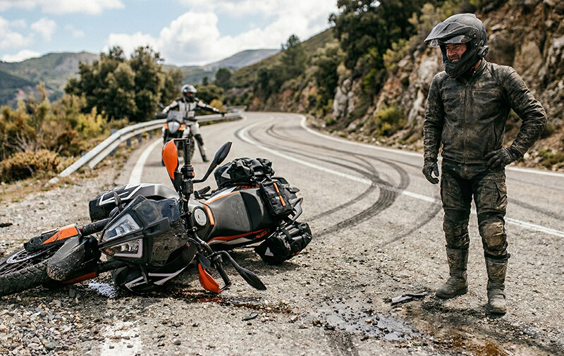 Que faire apr&egrave;s une chute en moto seul ?